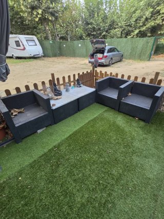 Parcela completa con caravana en camping