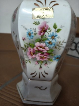 Jarrón de porcelana con flores