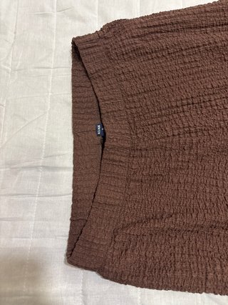 Pantalón marrón texturizado ancho