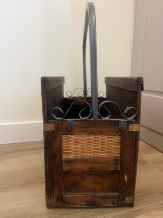 Revistero de madera, mimbre y metal