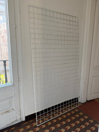 Rejilla decorativa pared blanca metal