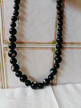 Collana di sfere nere con cristalli