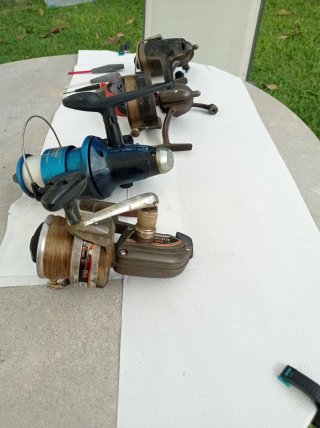 URGE cañas de pescar, carretes y plomos.
