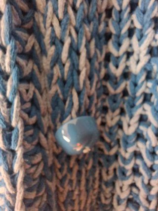 Chaleco tejido azul y blanco