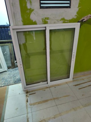 Ventanas de aluminio blancas