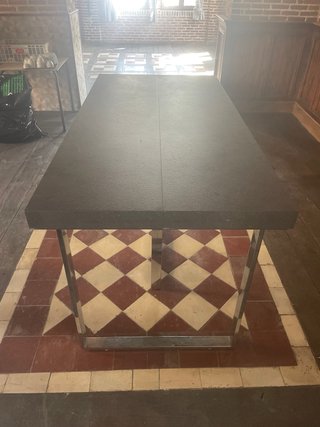 Mesa de comedor moderna negra y metal