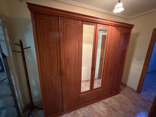 Habitación de madera natural con cama articulada