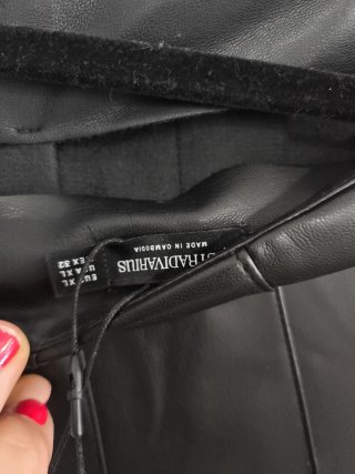 Falda cuero Stradivarius negra