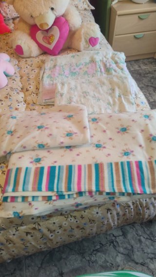 Ropa de cama beige y amarilla