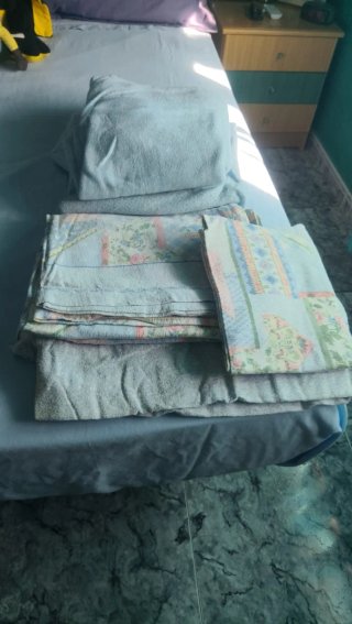Ropa de cama beige y amarilla