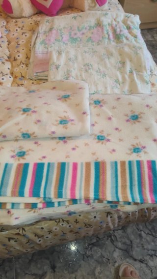 Ropa de cama beige y amarilla