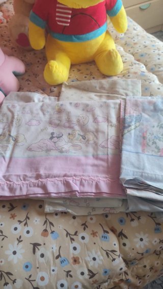 Ropa de cama beige y amarilla