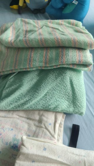 Ropa de cama beige y amarilla