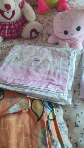 Ropa de cama beige y amarilla