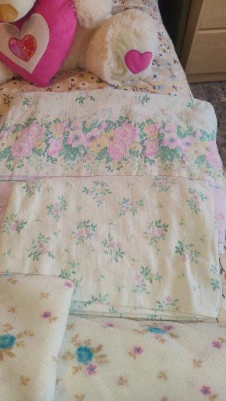 Ropa de cama beige y amarilla