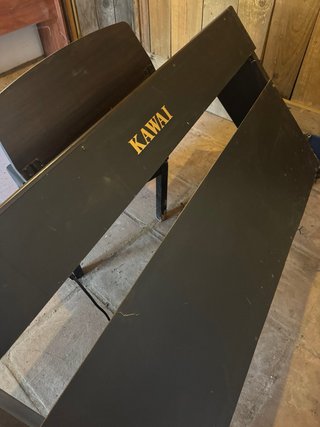 Piano digital KAWAI oscuro con banqueta