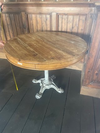 Mesa redonda madera pie hierro