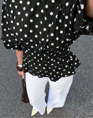Blusa negra lunares blancos