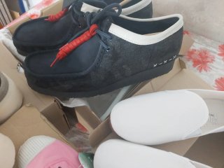 Lote Clarks Wallabees y Zuecos Negro/Gris