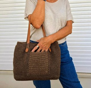 Bolso de invierno marrón con bolsillos