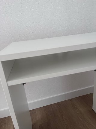 Escritorio blanco Ikea con estante