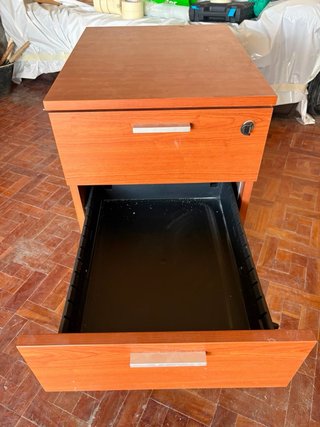 Cajonera de madera marrón con ruedas
