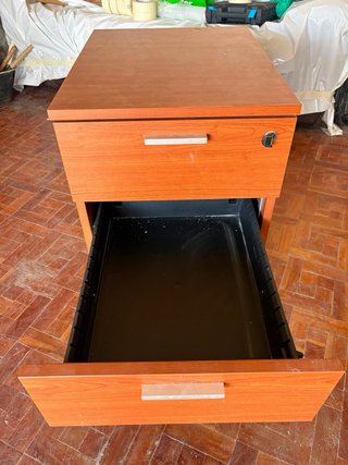 Cajonera de madera marrón con ruedas