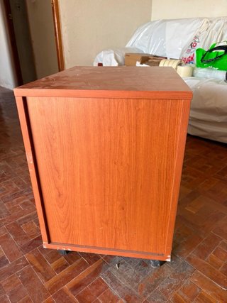 Cajonera de madera marrón con ruedas