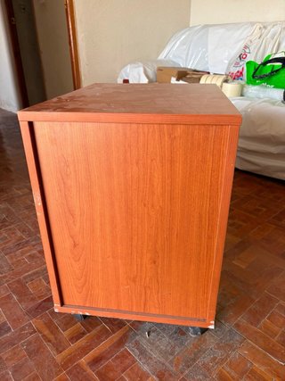 Cajonera de madera marrón con ruedas