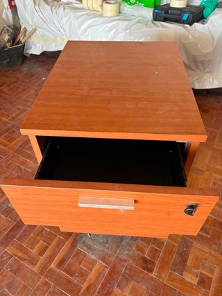 Cajonera de madera marrón con ruedas