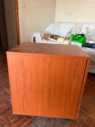 Cajonera de madera marrón con ruedas