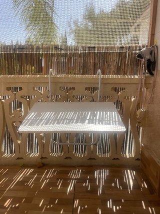 Mesa plegable blanca y beige