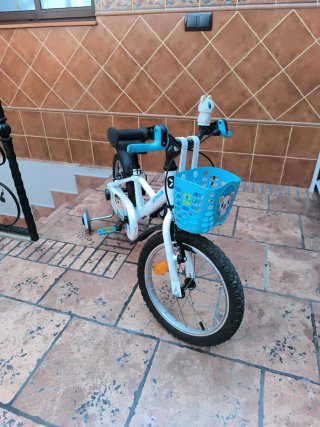 Bicicleta infantil B'TWIN blanca y azul.