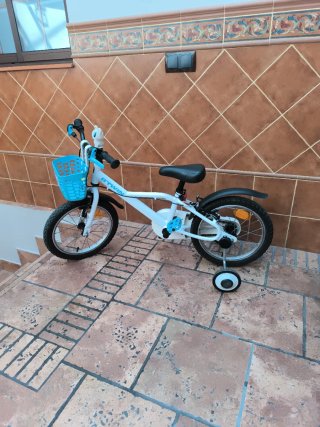 Bicicleta infantil B'TWIN blanca y azul.