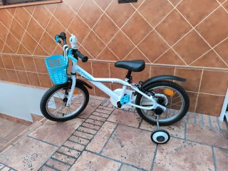 Bicicleta infantil B'TWIN blanca y azul.