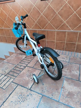 Bicicleta infantil B'TWIN blanca y azul.