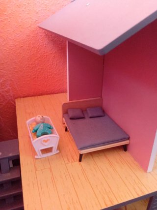 Casa de muñecas con muebles