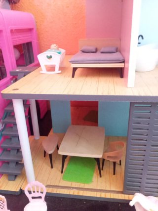 Casa de muñecas con muebles