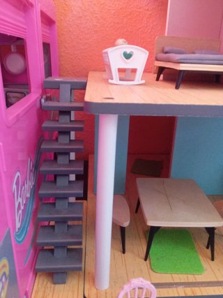 Casa de muñecas con muebles