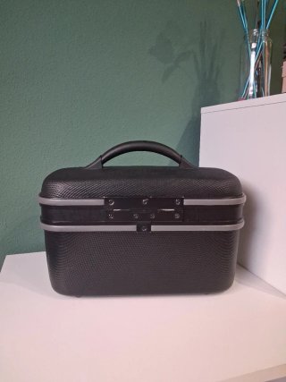 Neceser rígido con combinación interior