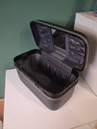 Neceser rígido con combinación interior