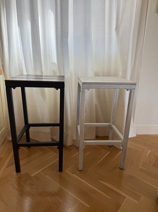 Dos taburetes madera y metal