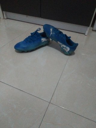 Botas de fútbol Puma azules y blancas T40