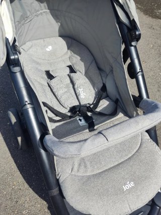 Silla de paseo Joie gris