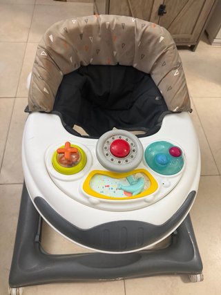 Correpasillos infantil con bandeja de juegos
