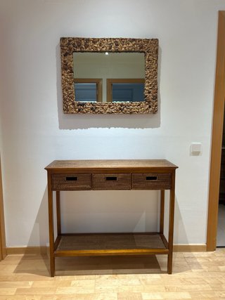 Consola de madera y ratán con espejo