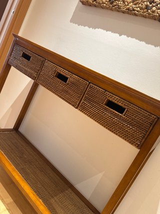 Consola de madera y ratán con espejo