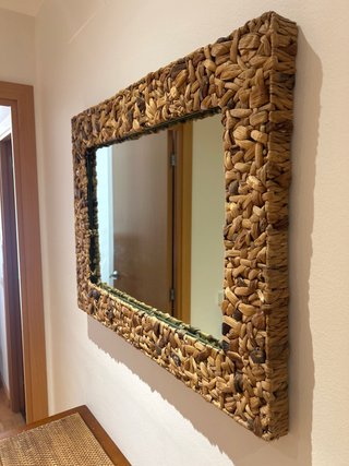 Consola de madera y ratán con espejo