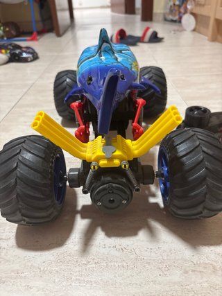 Coche radiocontrol 4x4 con calcamonia de tiburon