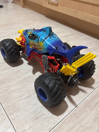 Coche radiocontrol 4x4 con calcamonia de tiburon